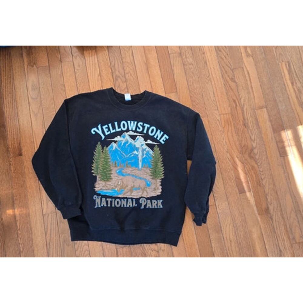 Yellowstone national park black sweatshirt small medium